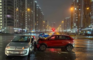 На Аэродромной в столице ДТП из-за проезда на красный свет светофора На Аэродромной в столице ДТП из-за проезда на красный свет светофора