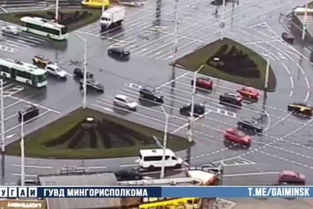 На Притыцкого в Минске авария из-за проезда на красный На Притыцкого в Минске авария из-за проезда на красный