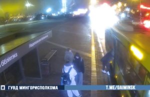 В Минске пенсионерку зажало дверями автобуса и протащило несколько метров по асфальту В Минске пенсионерку зажало дверями автобуса и протащило несколько метров по асфальту
