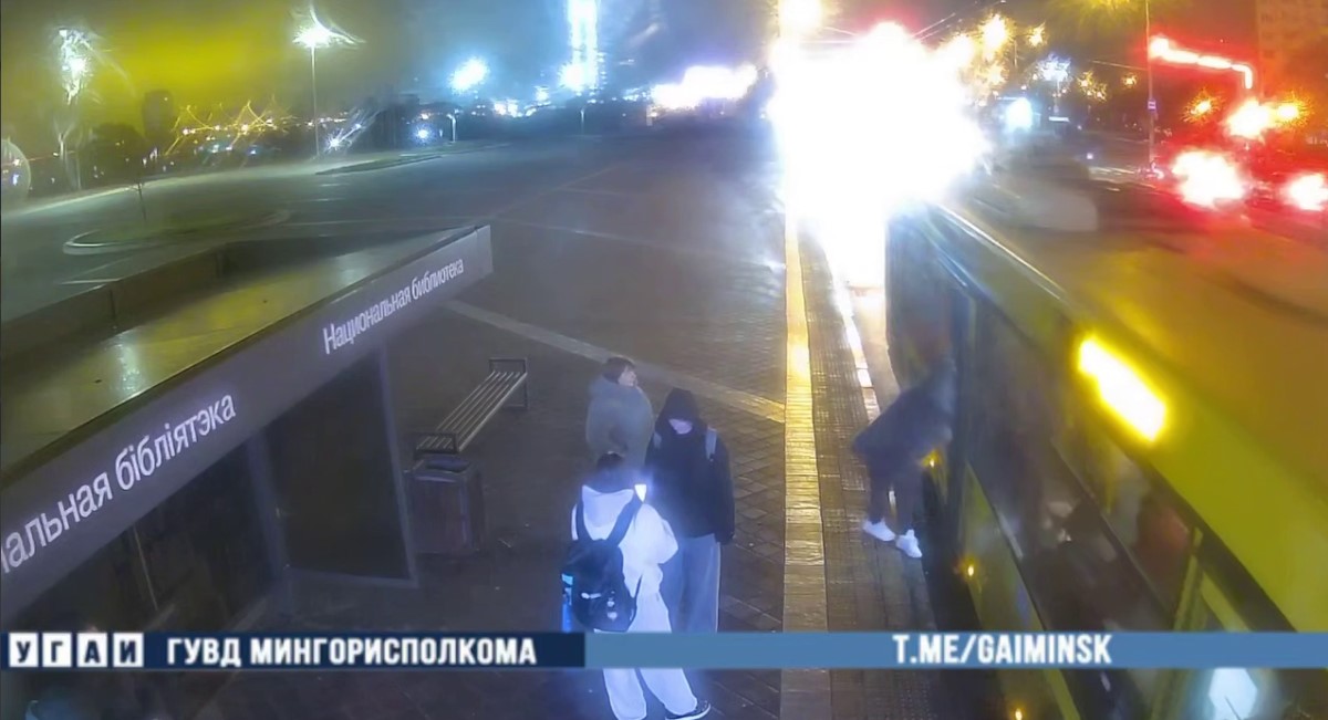 В Минске пенсионерку зажало дверями автобуса и протащило несколько метров по асфальту