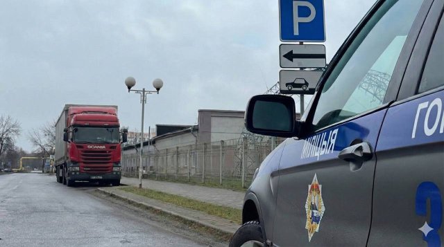Парковка грузовых автомобилей в городах запрещена