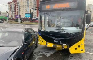В Минске бесправник проехал на красный и врезался в автобус В Минске бесправник проехал на красный и врезался в автобус
