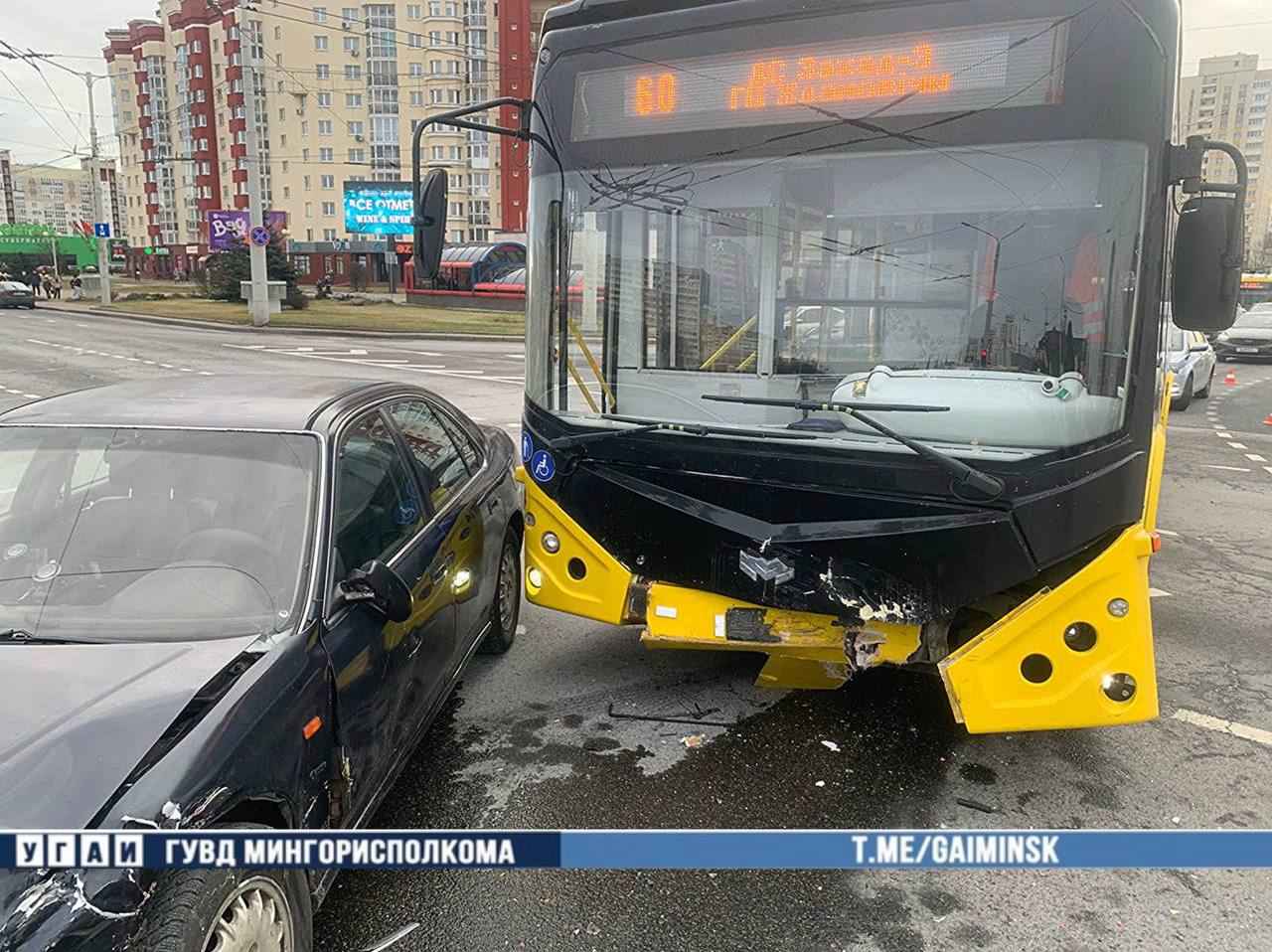 В Минске бесправник проехал на красный и врезался в автобус