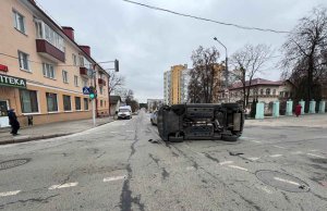 В Минске наезд на остановившийся автомобиль привел к опрокидыванию В Минске наезд на остановившийся автомобиль привел к опрокидыванию