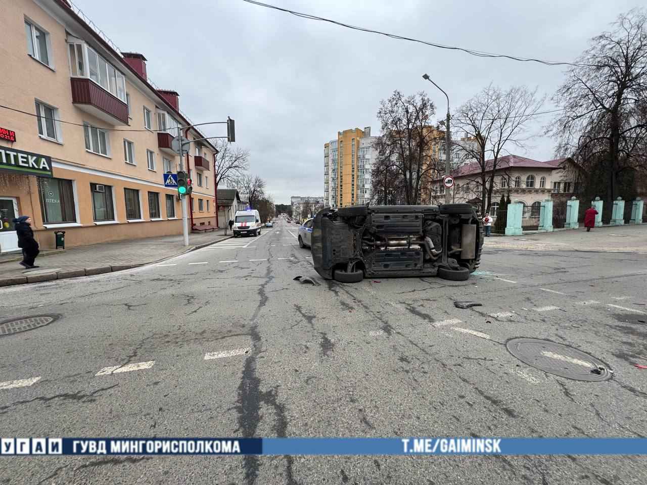 В Минске наезд на остановившийся автомобиль привел к опрокидыванию