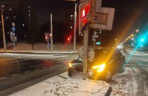 В Минске автоледи врезалась в светофор (ВИДЕО) В Минске автоледи врезалась в светофор