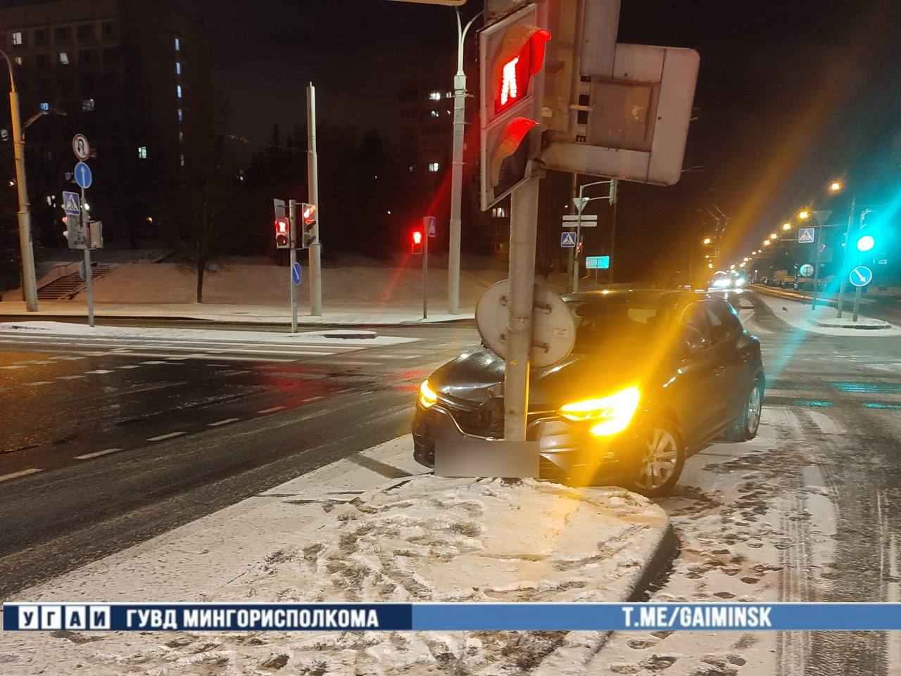 В Минске автоледи врезалась в светофор
