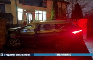 В столице пьяный водитель каршеринга устроил ДТП и врезался в ворота дома В столице пьяный водитель каршеринга устроил ДТП и врезался в ворота дома