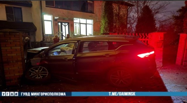 В столице пьяный водитель каршеринга устроил ДТП и врезался в ворота дома