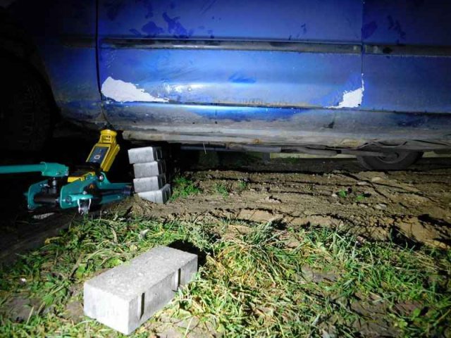 В Столинском районе мужчину насмерть придавило автомобилем В Столинском районе мужчину насмерть придавило автомобилем