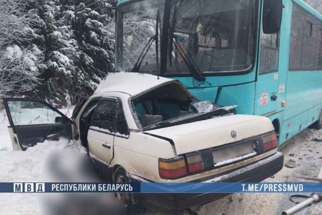 На Витебщине в аварии двое погибших: Volkswagen врезался в автобус