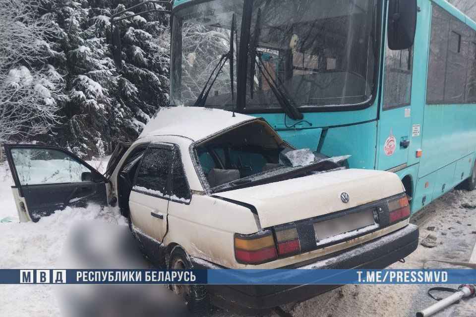 На Витебщине в аварии двое погибших: Volkswagen врезался в автобус