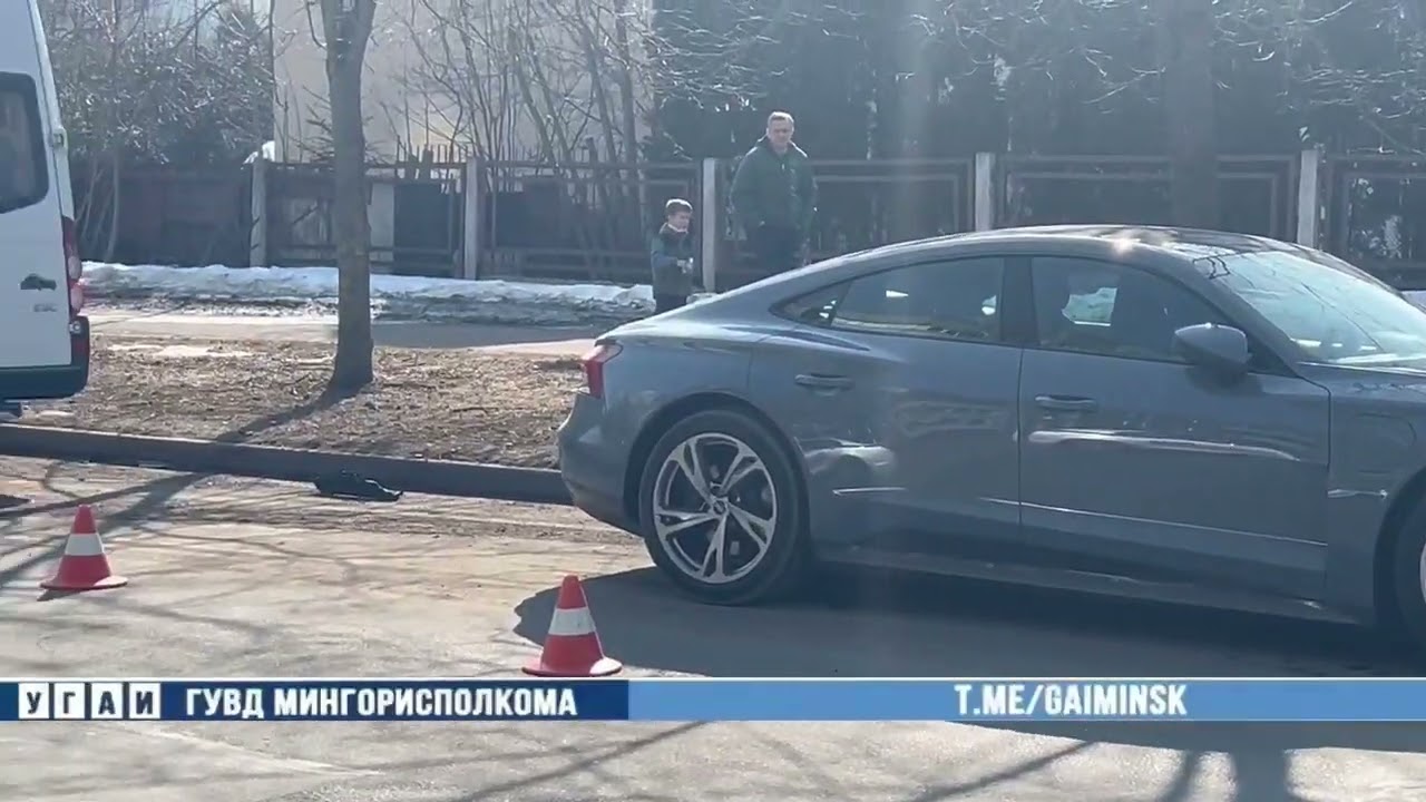 В Минске "Ауди" подрифтовал и врезался в стоящие авто 8269