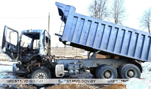 Искра, стоившая 95 тысяч рублей: в Барановичах при ремонте загорелся грузовик Искра, стоившая 95 тысяч рублей: в Барановичах при ремонте загорелся грузовик