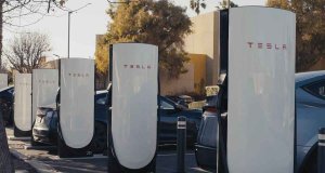 Tesla введет виртуальную очередь для зарядных станций Supercharger
