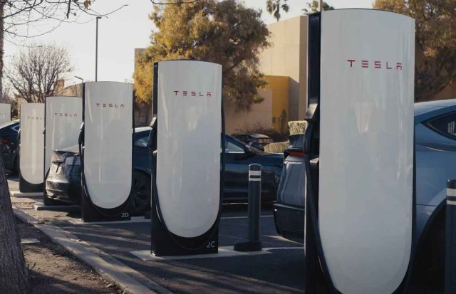 Tesla введет виртуальную очередь для зарядных станций Supercharger