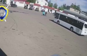В Чаусах из-за самопроизвольного движения автобуса погибли пожилые супруги В Чаусах из-за самопроизвольного движения автобуса погибли пожилые супруги