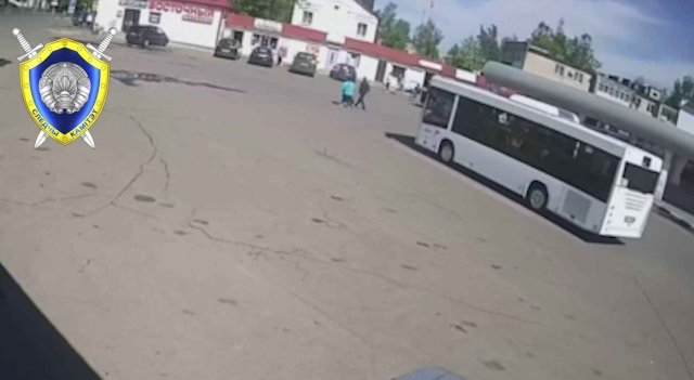В Чаусах из-за самопроизвольного движения автобуса погибли пожилые супруги