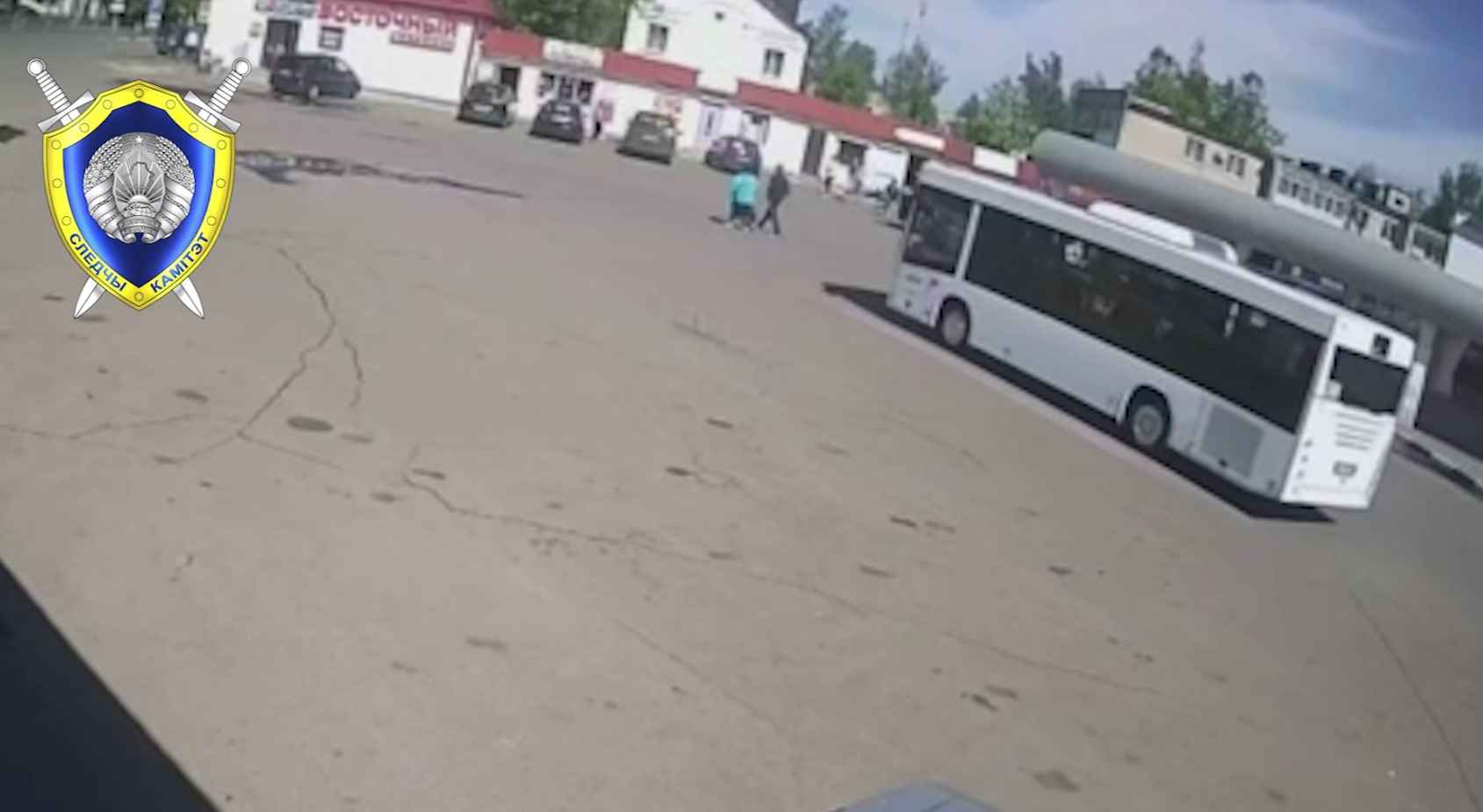 В Чаусах из-за самопроизвольного движения автобуса погибли пожилые супруги