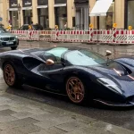 Элегантный De Tomaso P72 замечен на дождливых улицах Мюнхена