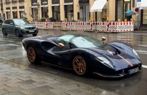 Элегантный De Tomaso P72 замечен на дождливых улицах Мюнхена Элегантный De Tomaso P72 замечен на дождливых улицах Мюнхена