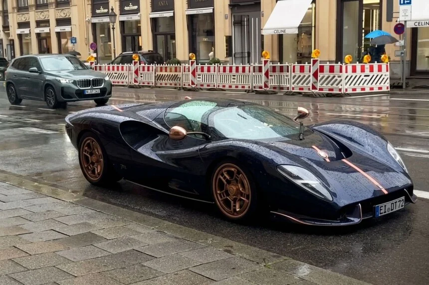 Элегантный De Tomaso P72 замечен на дождливых улицах Мюнхена