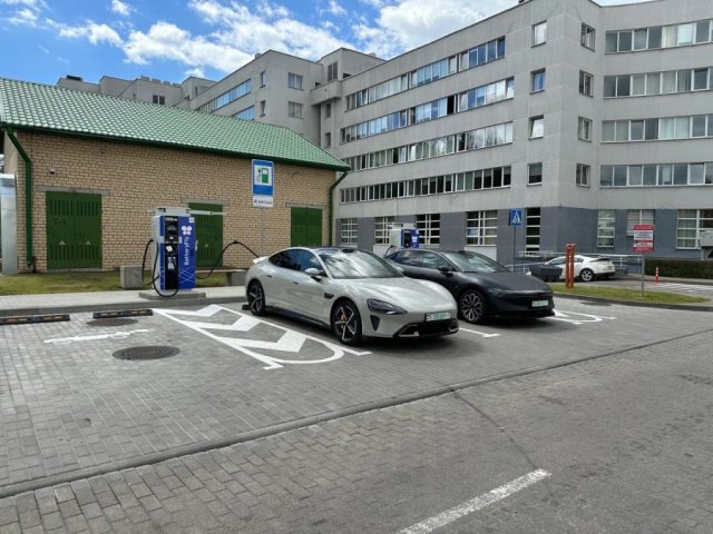 В Уручье открылась умная зарядка для электромобилей с системой контроля свободных мест
