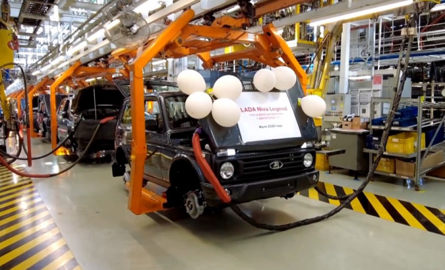 АВТОВАЗ завершил эпоху LADA Niva Legend с мотором 1,7 литра: с конвейера сошла последняя машина АВТОВАЗ завершил эпоху LADA Niva Legend с мотором 1,7 литра: с конвейера сошла последняя машина