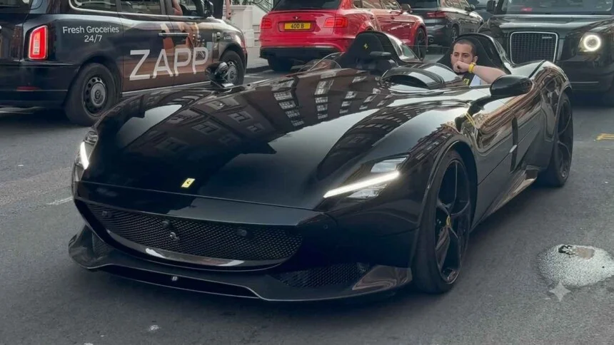 Редкий Ferrari Monza SP2 в черном цвете эффектно появился на улицах Лондона Редкий Ferrari Monza SP2 в черном цвете эффектно появился на улицах Лондона