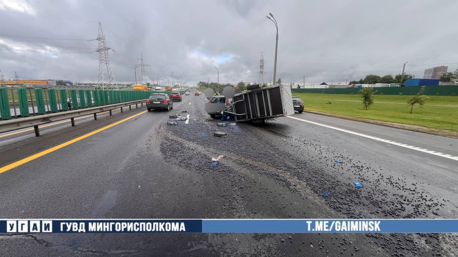 В столице результате ДТП на МКАД, проезжую часть засыпало голубикой