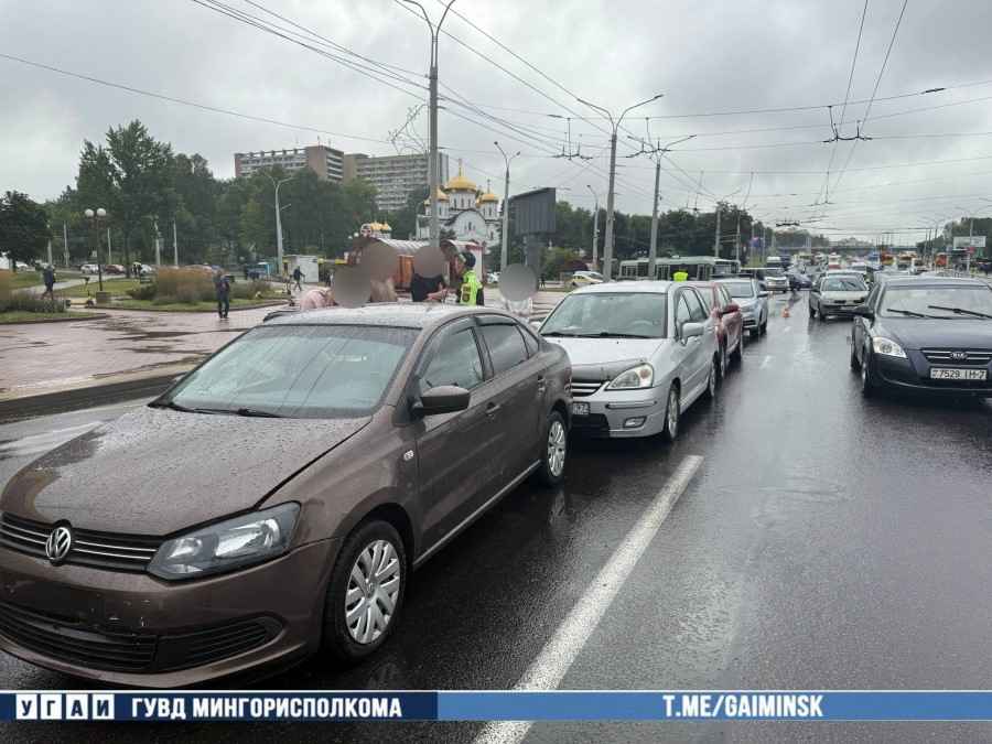 Цепная авария на Партизанском проспекте в Минске - столкнулись четыре автомобиля