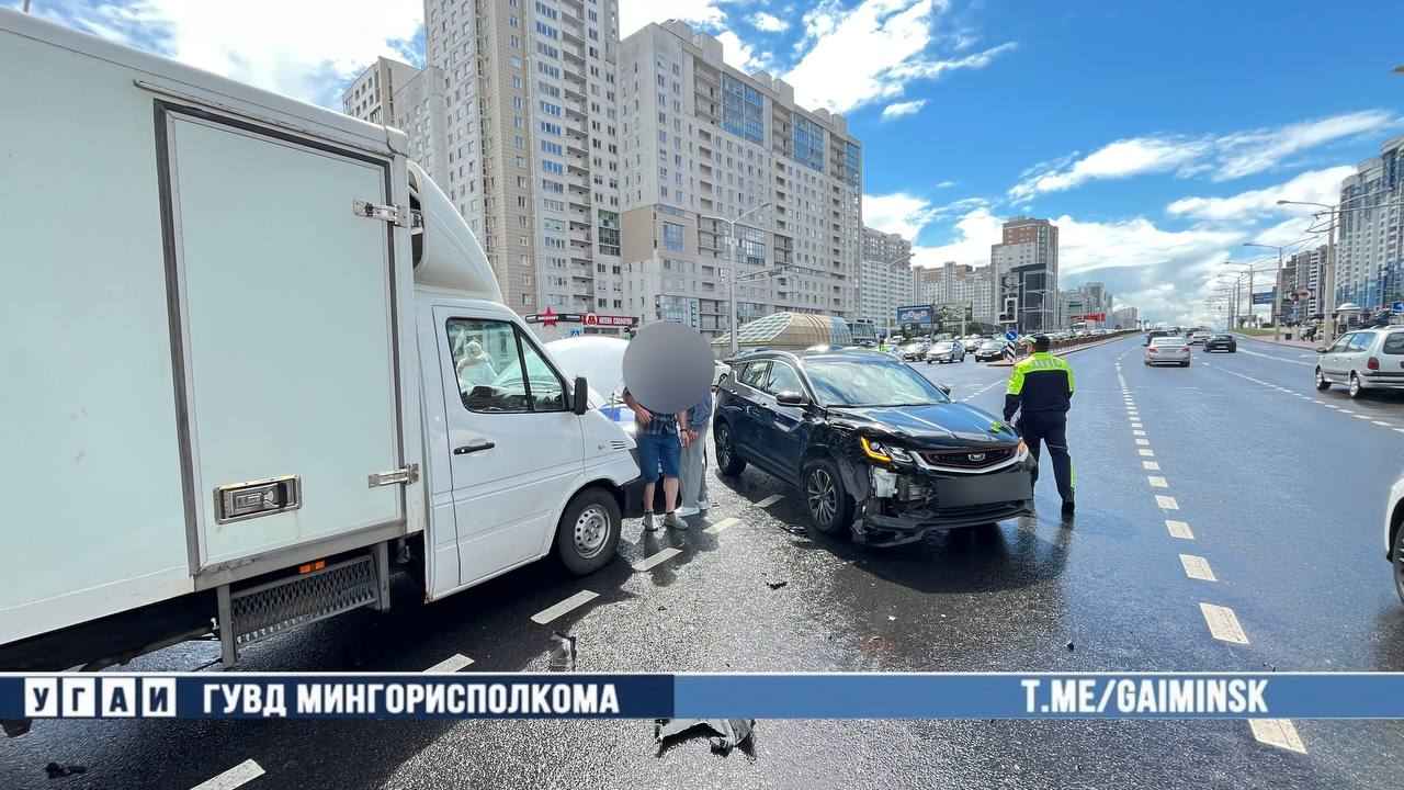 Разворот со второй полосы привел к ДТП с четырьмя автомобилями в Минске Разворот со второй полосы привел к ДТП с четырьмя автомобилями в Минске