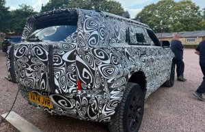 Land Rover готовит компактный электрический Defender, его прототип заметили в Великобритании Land Rover готовит компактный электрический Defender, его прототип заметили в Великобритании