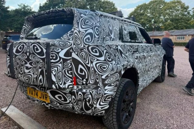 Land Rover готовит компактный электрический Defender, его прототип заметили в Великобритании