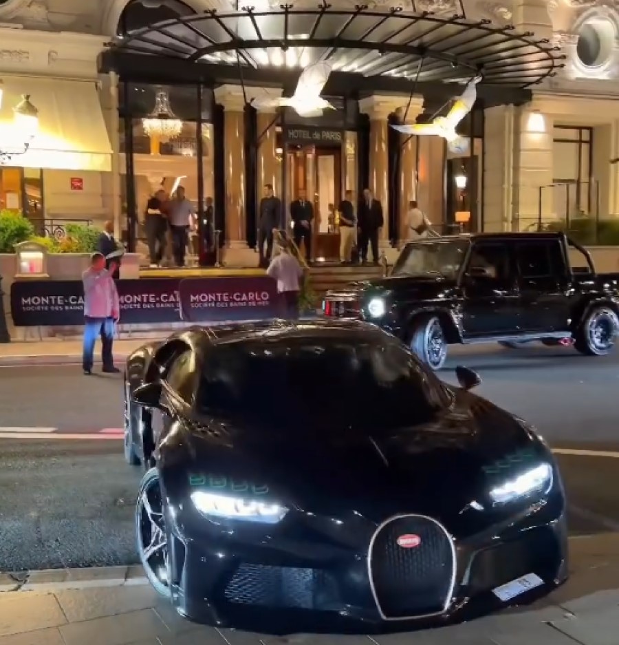 Bugatti Chiron Super Sport заметили у отеля в Монако
