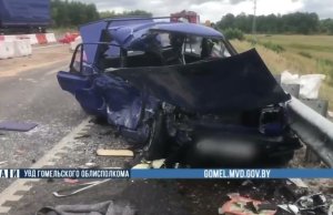 В лобовой аварии на трассе М-10 погибла женщина