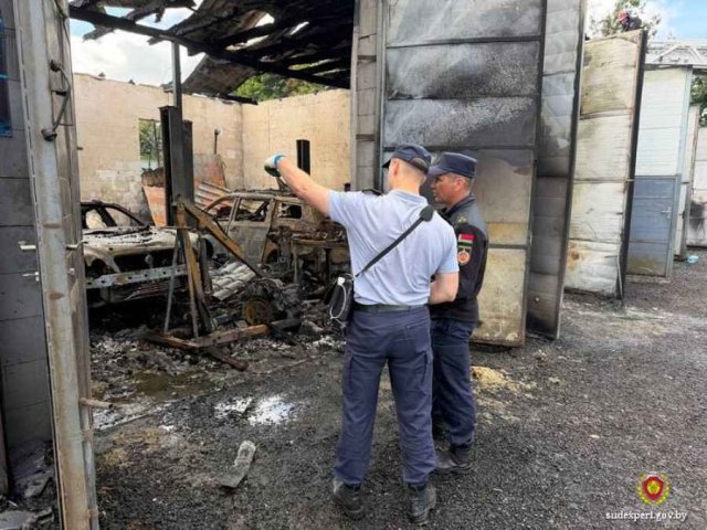 В Могилеве сгорел автосервис вместе с двумя автомобилями В Могилеве сгорел автосервис вместе с двумя автомобилями