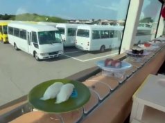 В Токио запустят «Суши бус» — двухэтажный автобус с конвейерной лентой для суши Sushi Bus в Токио