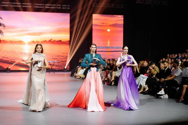 В Минске прошел большой fashion-показ с кутюрными платьями по мотивам смартфонов В Минске прошел большой fashion-показ с кутюрными платьями по мотивам смартфонов