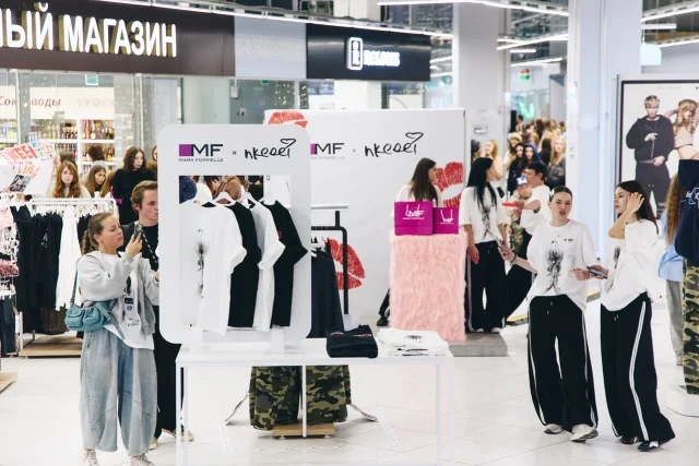 Леопард, стразы и вайб нулевых: Mark Formelle организовал автограф-сессию с nkeeei