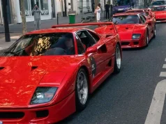 Восемь легендарных Ferrari F40 одновременно проехали по улицам Парижа Восемь легендарных Ferrari F40 одновременно проехали по улицам Парижа