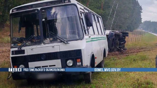 На трассе М-5 в Жлобинском районе водитель уснул за рулем и врезался в автобус