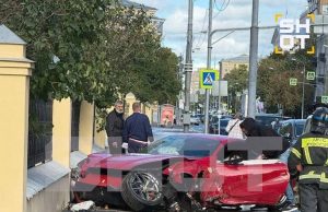 Ferrari за 30 млн рублей попала в ДТП в центре Москвы Ferrari за 30 млн рублей попала в ДТП в центре Москвы