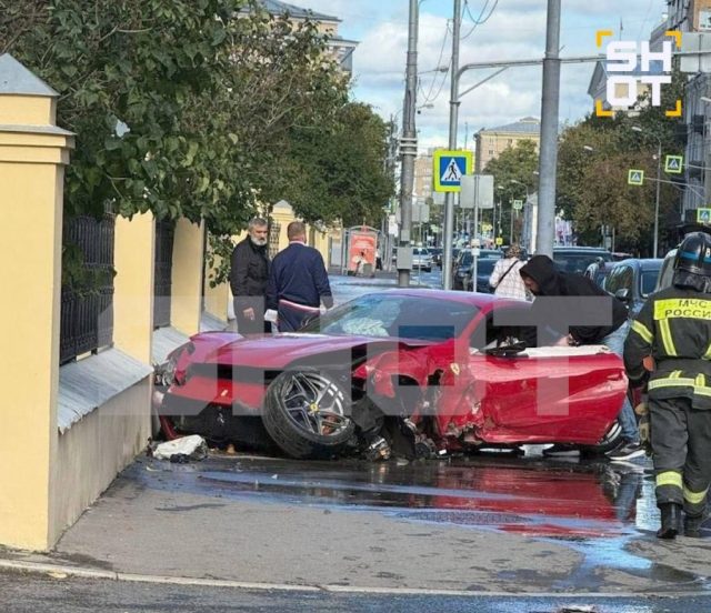 Ferrari за 30 млн рублей попала в ДТП в центре Москвы