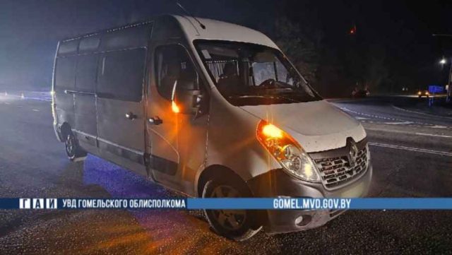 На трассе Р-23 водитель на «Renault Master» насмерть сбил пешехода На трассе Р-23 водитель на «Renault Master» насмерть сбил пешехода